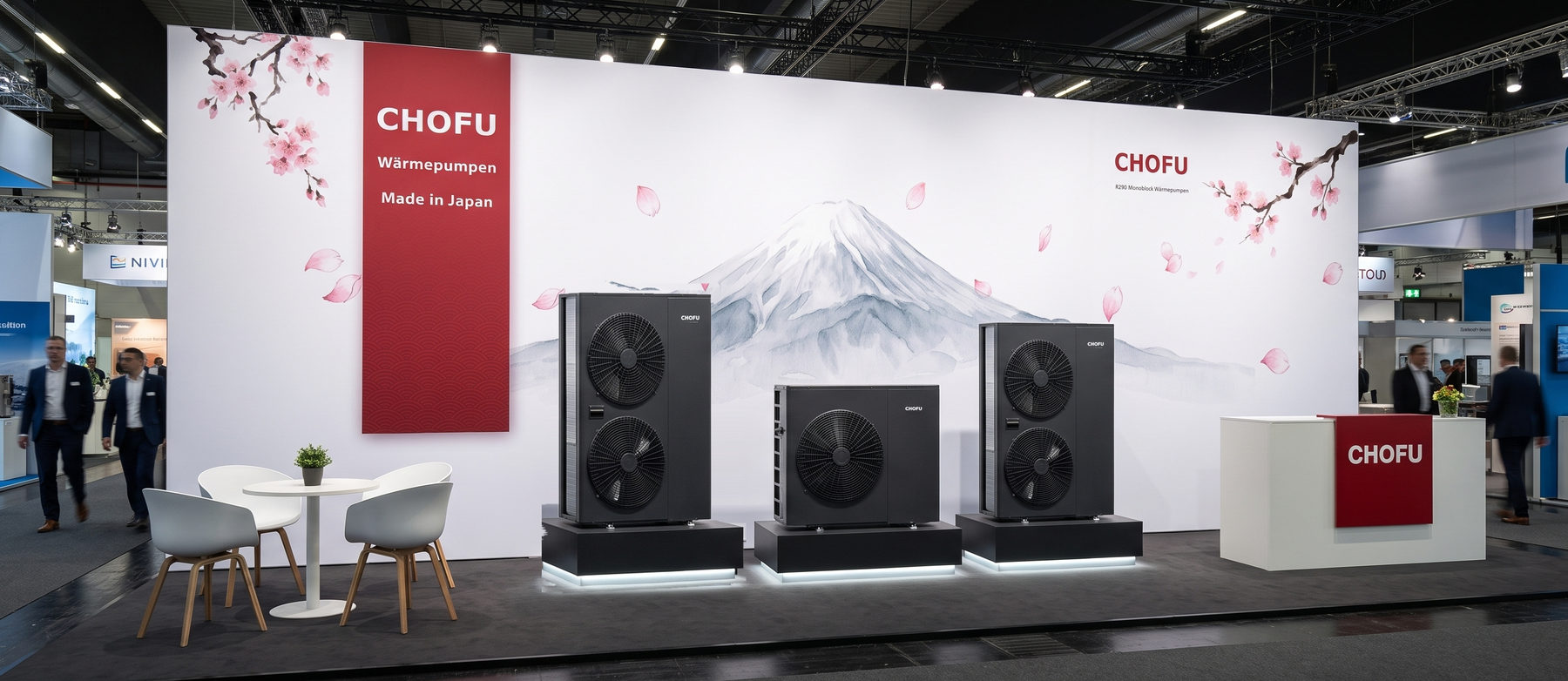 Der CHOFU-Messestand auf der Chillventa 2026: weiße Rückwand mit Fuji-Motiv und Kirschblüten, drei R290-Monoblock-Wärmepumpen auf beleuchteten Podesten, Besprechungstisch und Empfangstheke
